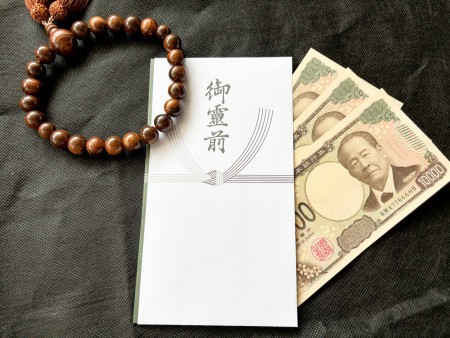 香典の正しい渡し方と金額相場:年齢別・関係別ガイド