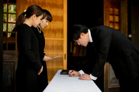 葬儀の受付マナー:香典の渡し方・芳名帳の書き方