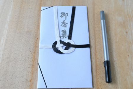 香典袋にボールペンはNG?正しい筆記具を解説