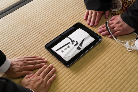 一周忌 香典の金額相場｜故人との関係別・家族構成別