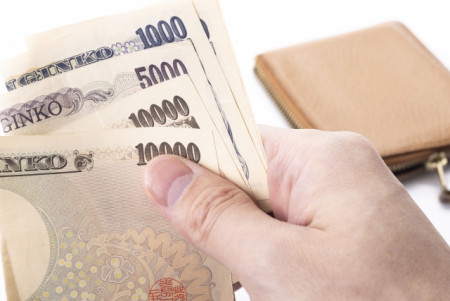 四十九日・一周忌・三回忌の香典金額早見表（続柄別・地域別）