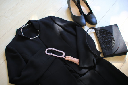 女性の法事コーデ完全ガイド｜年代別・季節別・小物マナー