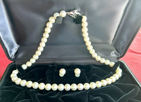 法事でのアクセサリーマナー|結婚指輪・真珠・時計の扱い