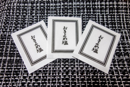 遺族が準備するお清め塩・タオルの意味