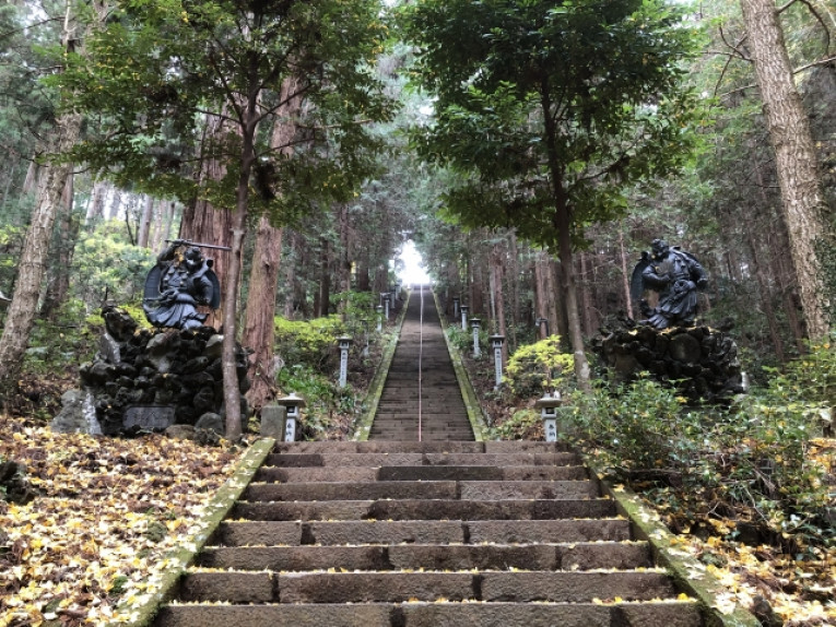神社への階段の画像