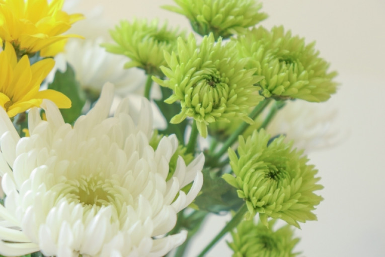 枕花とは 枕花の贈り方から贈る際の注意点 枕花に用いる花の種類まで徹底解説 やさしいお葬式