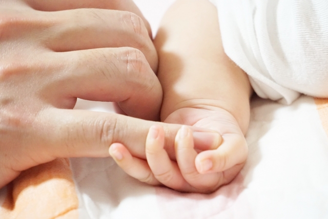 赤ちゃんと母の手の画像