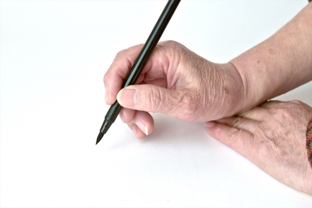 紙と筆ペンの画像